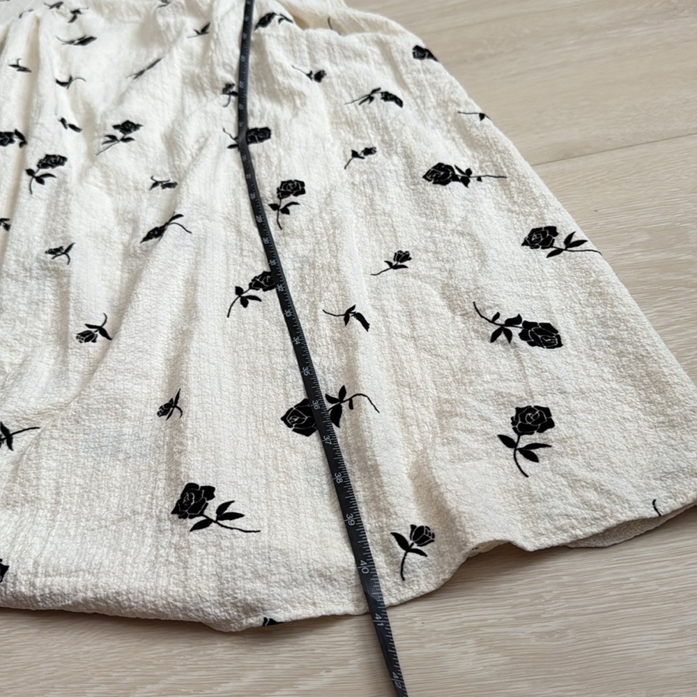 ✨ Black and Cream Floral Midi Short Sleeve Dress - Picture 5 of 7
